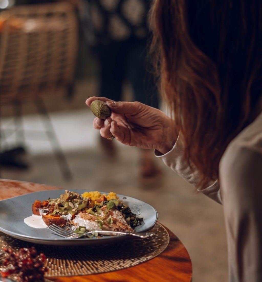 moongate-chandra-curated-dinner-table-setup-retreat-meals.webp (1)